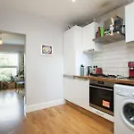 Comfortable 3-Bed Flat In Vibrant Camberwell
